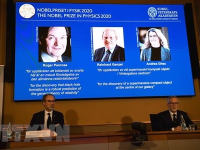 Chân dung ba nhà khoa học (trên màn hình, từ trái sang): Roger Penrose (người Anh), Reinhard Genzel (người Đức) và Andrea Ghez (người Mỹ) được xướng tên đoạt giải Nobel Vật lý 2020 tại buổi lễ ở Viện Hoàng gia Thụy Điển, thủ đô Stockholm ngày 6/10/2020. (Nguồn: AFP/TTXVN).