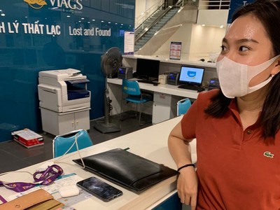 Hành khách nhận lại tài sản bỏ quên trên chuyến bay VN7210 TP.HCM - Hà Nội.