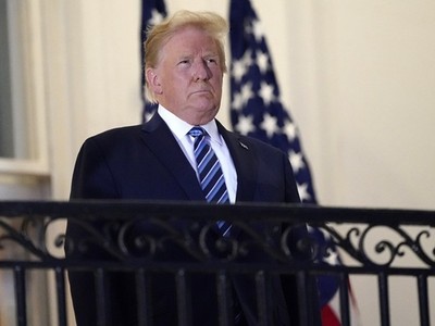 Tổng thống Trump đứng trên ban công Truman ở Nhà Trắng hôm 5/10, sau khi rời Trung tâm Quân y Walter Reed. Ảnh: AP.