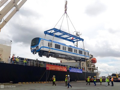 Toa tàu metro được cẩu lên bờ.