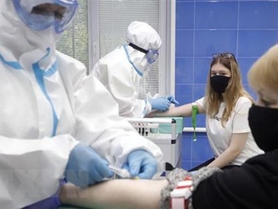 Tiêm phòng vắcxin ngừa bệnh COVID-19. (Ảnh: Moskva News Agency/TTXVN).