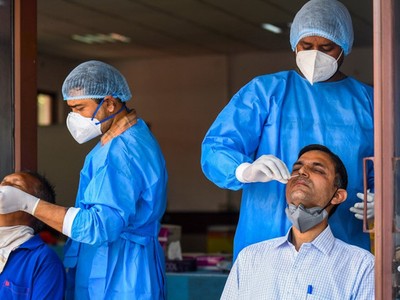 Lấy mẫu xét nghiệm cho viên chức tại thủ đô New Delhi, Ấn Độ, hôm 8/10. Ảnh: AFP.