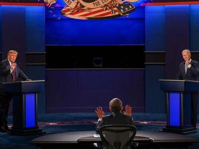 Tổng thống Trump (trái) và ứng viên tổng thống đảng Dân chủ Biden tại buổi tranh luận đầu tiên ở Ohio hôm 29/9. Ảnh: AFP.