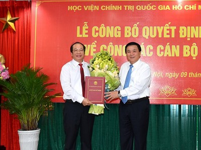 GS.TS Nguyễn Xuân Thắng trao quyết định giao Quyền Giám đốc Học viện Báo chí và Tuyên truyền cho PGS.TS Lưu Văn An.