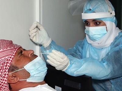 Nhân viên y tế lấy mẫu xét nghiệm nCoV tại sân bay quốc tế Muscat ở thủ đô Oman. Ảnh: AFP.