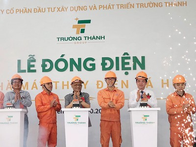 Niềm vui hiện rõ trên gương mặt ông Đức (đứng thứ năm từ phải sang) khi Thủy điện Pá Hu bắt đầu phát điện.