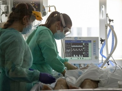 Bác sĩ kiểm tra một bệnh nhân Covid-19 tại phòng chăm sóc đặc biệt thuộc Bệnh viện Đại học Torrejon, Tây Ban Nha, ngày 6/10. Ảnh: AP.