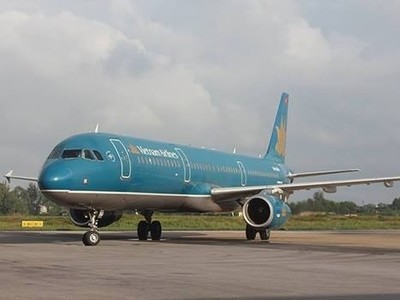 Máy bay Vietnam Airlines tại sân bay Vinh. 
