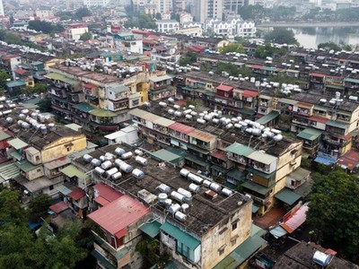 Nhiều chung cư ở Hà Nội đã xuống cấp nghiêm trọng. Trong ảnh là khu tập thể Thành Công, Nguyên Hồng (Hà Nội). 