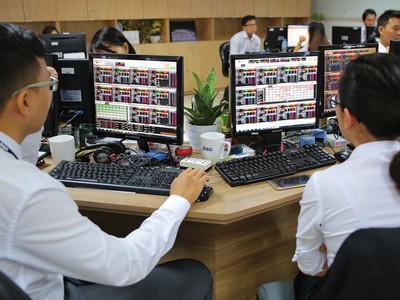 Không chờ đến khi các môi giới tư vấn thông tin, nhiều nhà đầu tư đã chủ động hỏi nên “vào mã nào” hay “mã nào còn triển vọng”. Ảnh: Lê Toàn