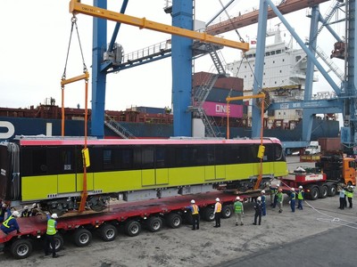 Đoàn tàu đường sắt đô thị số 3 Nhổn-ga Hà Nội đang được vận chuyển về khu Depot Nhổn. (Ảnh: MRB cung cấp).