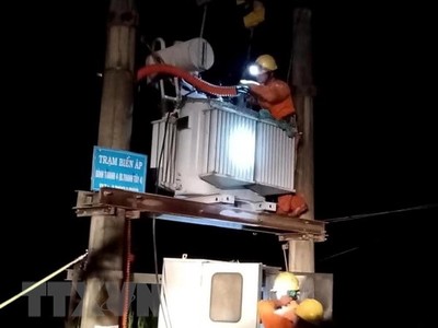 Công nhân Công ty Điện lực khắc phục sự cố tại các trạm biến áp. (Ảnh: Lê Ngọc Phước/TTXVN).