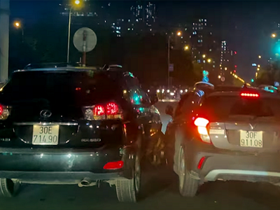 Sau va chạm, 2 ô tô rượt đuổi nhau trên phố Hà Nội