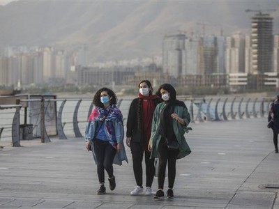 Người dân đeo khẩu trang phòng lây nhiễm Covid-19 tại Tehran, Iran. Ảnh: THX.