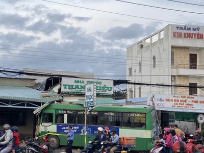 Xe buýt lao vào tiệm thuốc tây, nhiều người may mắn thoát nạn