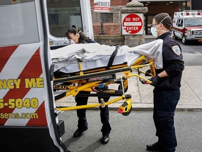 Bệnh nhân Covid-19 trên cáng ở New York, Mỹ. Ảnh: ABC News.