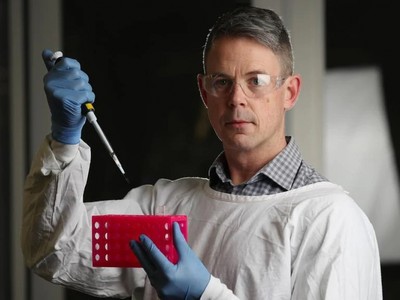 Phó giáo sư Nathan Bartlett, Trưởng khoa Miễn dịch virus tại Viện Nghiên cứu Y khoa Hunter, Australia. Ảnh Daily Telegraph.