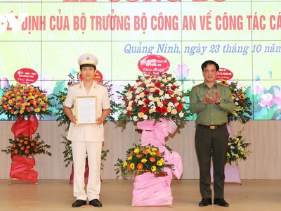 Thượng tá Trần Xuân Ánh, Phó Cục Trưởng Cục Tổ chức cán bộ - Bộ Công an trao quyết định điều động và bổ nhiệm có thời hạn Trung tá Mai Thế Quang giữ chức vụ Phó Giám đốc Công an tỉnh Quảng Ninh.