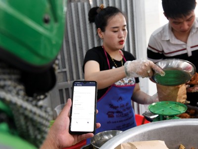 Mobile Money sẽ cung cấp thêm một hình thức thanh toán không tiền mặt phù hợp với các khoản chi tiêu giá trị thấp. Ảnh: Dũng Minh.
