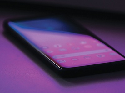 Nhiều người tiêu dùng châu Á đang chuyển sang các ứng dụng thanh toán không tiếp xúc trên điện thoại. Ảnh: Jonah Pettrich.