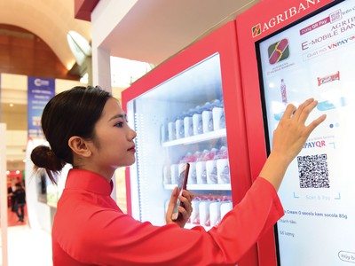 Covid-19 “vô tình” trở thành động lực lớn và thiết thực cho chuyển đổi số, bao gồm cả thúc đẩy thanh toán không dùng tiền mặt. Ảnh: Dũng Minh.