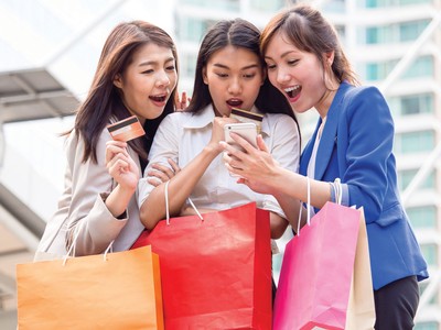 Nhóm người trẻ thể hiện sự tự tin rất cao để vươn lên từ đại dịch. Ảnh: Shutterstock.