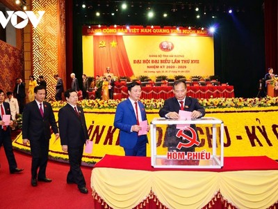 Các đại biểu bỏ phiếu bầu Ban chấp hành Đại hội Đảng bộ Hải Dương khóa XVII.