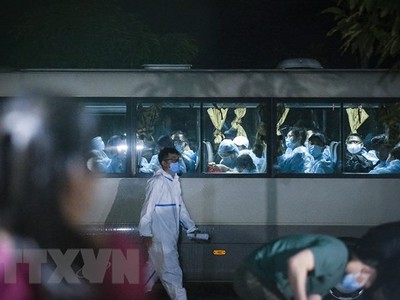 Xe đưa một đoàn công dân về điểm cách ly tập trung. (Ảnh: Trọng Đạt/TTXVN).