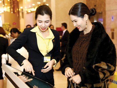 Khách hàng trải nghiệm các sản phẩm dịch vụ ngân hàng số tại Nam A Bank.