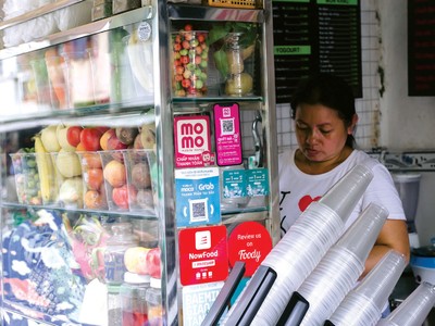 Sự phát triển của dịch vụ tài chính giúp người dân mua sắm thuận tiện hơn.