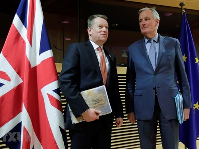 Trưởng đoàn đàm phán thương mại hậu Brexit của Anh David Frost (trái) và người đồng cấp EU Michel Barnier (phải) tại vòng đàm phán ở Brussels, Bỉ ngày 2/3/2020. (Ảnh: AFP/TTXVN).