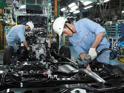 Lắp ráp xe ô tô tại Nhà máy Toyota Việt Nam (KCN Phúc Yên). Ảnh: KL.