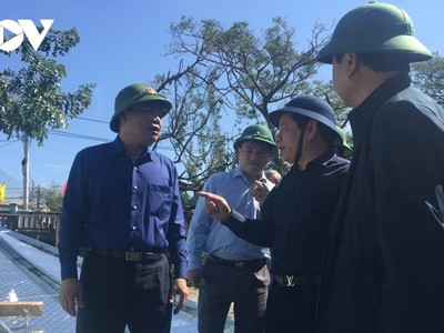 Phó Trưởng Ban Chỉ đạo Trung ương PC thiên tai Nguyễn Xuân Cường thị sát tình trạng tốc mái tại huyện Tư Nghĩa, tỉnh Quảng Ngãi.