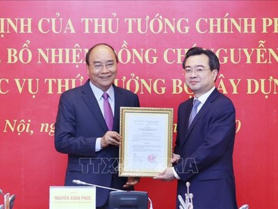Thủ tướng Nguyễn Xuân Phúc đã trao quyết định điều động, bổ nhiệm đồng chí Nguyễn Thanh Nghị giữ chức Thứ trưởng Bộ Xây dựng. Ảnh: TTXVN.