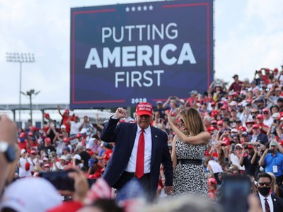 Tổng thống Trump và Đệ nhất phu nhân Melania tại cuộc vận động tranh cử ở Tampa, bang Florida ngày 29-10. Ảnh: Reuters.