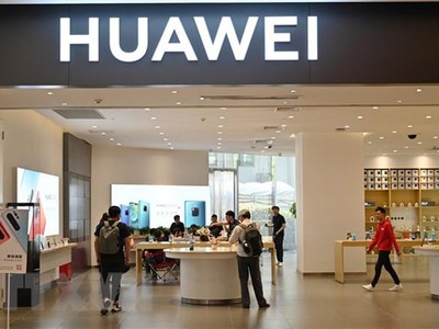 Một cửa hàng của Huawei tại trung tâm thương mại ở Thượng Hải, Trung Quốc. (Nguồn: AFP/TTXVN).