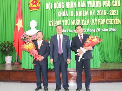 Chủ tịch Ủy ban nhân dân thành phố Cần Thơ Trần Việt Trường (trái) và nguyên Chủ tịch Ủy ban nhân dân thành phố Lê Quang Mạnh. (Ảnh: Ngọc Thiện/TTXVN).