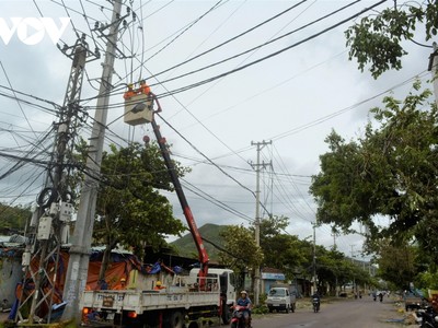 Công nhân ngành điện khắc phục sự cố sau bão.