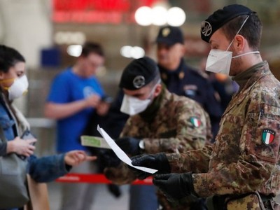 Cảnh sát và quân đội kiểm tra hành khách tại một nhà ga ở Milan, Italy. Ảnh: AP.