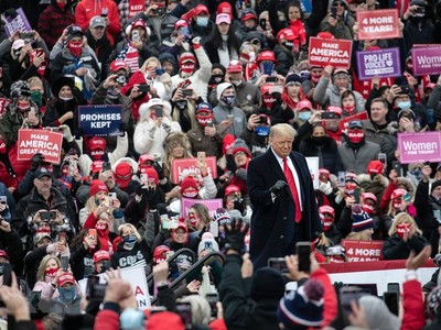 Tổng thống Mỹ Donald Trump vận động tranh cử tại Waterford, bang Michigan ngày 30/10/2020. (Ảnh: Getty Images/TTXVN).
