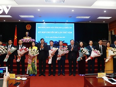 Thường trực Tỉnh ủy, HĐND tỉnh tặng hoa chúc mừng các cán bộ nghỉ hưu và nhận nhiệm vụ công tác mới.