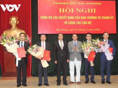 Ông Lê Văn Thành, Bí thư Thành ủy, Chủ tịch HĐND thành phố Hải Phòng và ông Nguyễn Văn Tùng, Phó Bí thư Thành ủy, Chủ tịch UBND thành phố Hải Phòng trao quyết định và chúc mừng các cán bộ được điều động, bổ nhiệm.