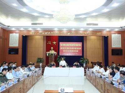 Thủ tướng Nguyễn Xuân Phúc làm việc với các địa phương về công tác khắc phục hậu quả bão số 9. (Ảnh: Thống Nhất/TTXVN).