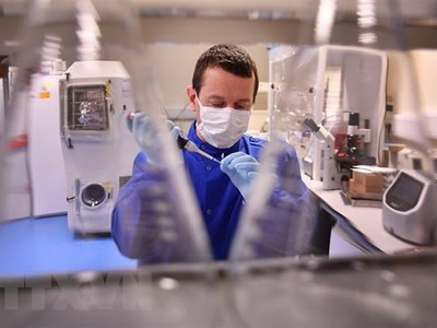 Chuyên gia nghiên cứu vắcxin phòng COVID-19 trong phòng thí nghiệm tại Burgess Hill, Anh. (Ảnh: AFP/TTXVN).