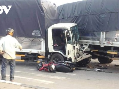 Container lao vào dòng xe đang chờ đèn đỏ gây tai nạn liên hoàn