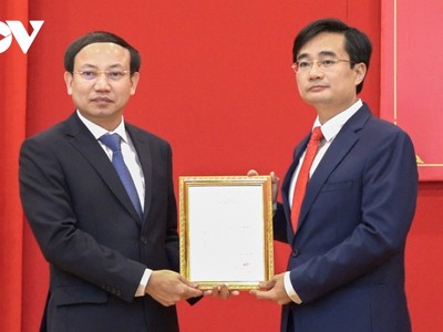 Bí thư Tỉnh ủy Quảng Ninh Nguyễn Xuân Ký trao quyết định cho Tân Bí thư Thành ủy Cẩm Phả Nguyễn Anh Tú.
