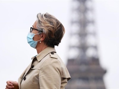 Người dân đeo khẩu trang phòng dịch COVID-19 tại Paris, Pháp ngày 23/10/2020. (Nguồn: THX/TTXVN).