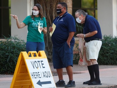 Cử tri Arizona đi bỏ phiếu ngày 3/11. (Ảnh: Reuters).