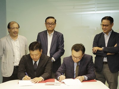 Đại diện Okamura và Adamos tại buổi ký kết hợp tác.