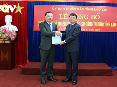 Ông Hoàng Chí Hiền, tân Giám đốc Sở Công thương tỉnh Lào Cai (trái) nhận quyết định bổ nhiệm (Ảnh: Linh Vũ).